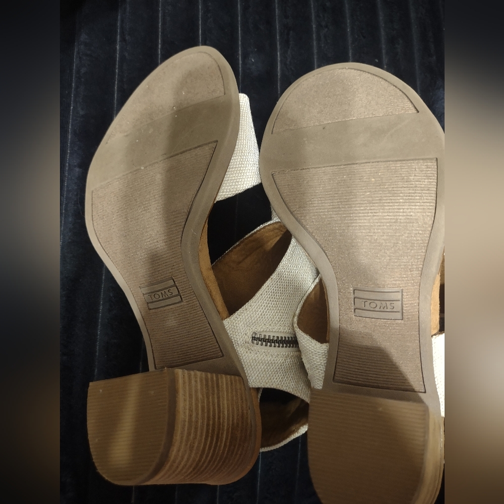 Toms Cream Sandals with Crossover Strap - Picture 3 of 3